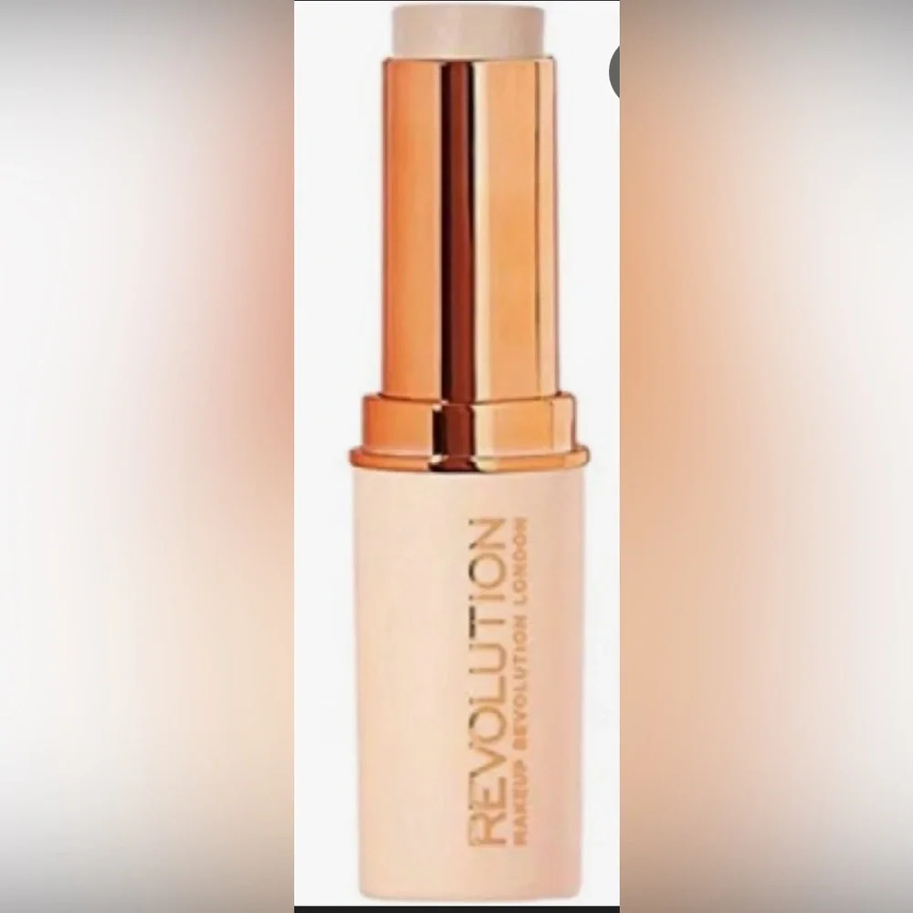 Makeup Revolution Fast Base Stick Foundation F3 Light Cream New